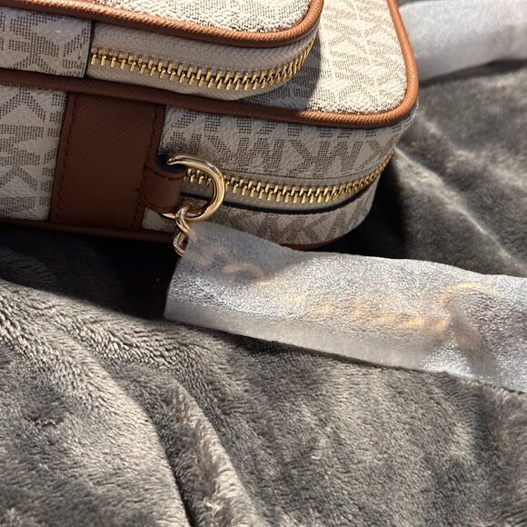 Michael Kors Jet Set Travel Medium Signature Logo Crossbody Vanilla Neutral NWT - Picture 15 of 15